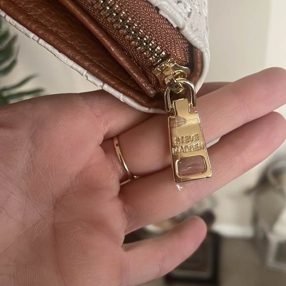 Brand New Steve Madden BLaurie Bone Cognac Logo Embossed Crossbody Wallet Purse - Picture 9 of 16